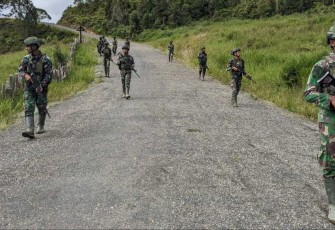 Patroli wilayah Satgas Yonif 509 Kostrad 