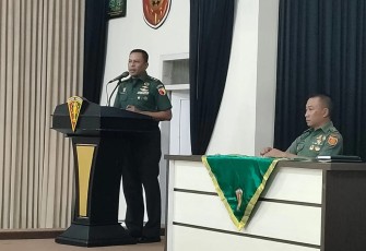 Kesdam V Brawijaya Mayor Ckm Wahyudin saat memberikan penyuluhan kesehatan penyakit jantung, Malang, Rabu (5/6)