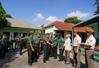 Danrem 071 Wijayakusuma Kolonel Inf Jamaluddin saat menyalami prajuritnya 