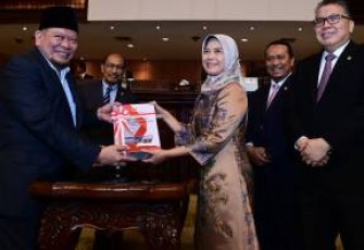 Ketua BPK RI Isma Yatun saat menyerahkan ikhtisar IHPS kepada Ketua DPD RI di Jakarta 