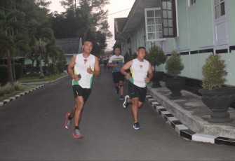 Prajurit Menarmed 2 Kostrad lari pagi 5K