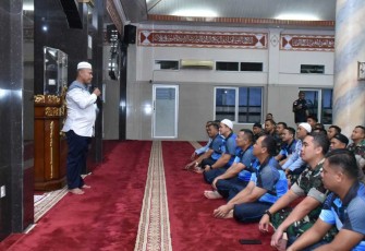 Ceramah agama usai sholat subuh berjamaah personel lanud Husein Sastranegara Bandung, Jum'at (7/6)
