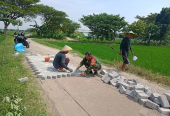 Pasang paving jalan bersama warga binaan
