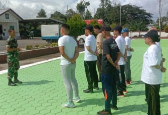 Personel Koramil 03/Kuala Kencana saat Latih PBB Pegawai Baru Kejaksaan Negeri Mimika