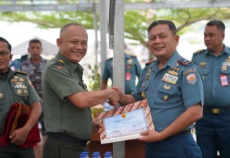 Danrem 023/KS Kolonel Inf Lukman Hakim saat memberikan cenderamata 