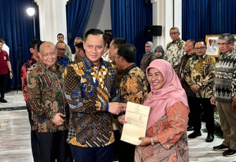 Menteri ATR/BPN Agus Harimurti Yudhoyono saat memberikan sertipikat tanah elektronik warga di Bandung