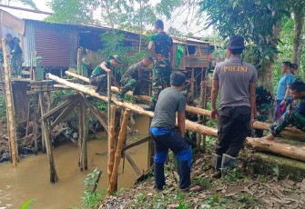 Perbaikan jembatan penghubung desa perbatasan 