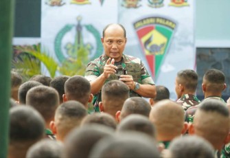 Pangdivif 2 Kostrad Mayjen TNI Anton Yuliantoro memberikan pengarahan di Pasuruan