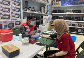 Customer ACE Hardware Magelang saat pengecekan tensi untuk kegiatan donor darah, Minggu (30/6)