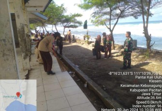 Bersihkan lingkungan area pantai 