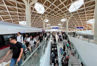 Ilustrasi penumpang kereta api Whoosh 