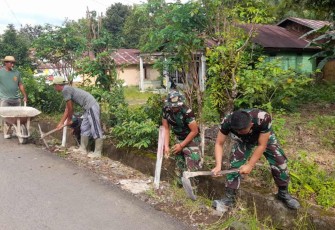 Pembersihan saluran air di wilayah desa binaan 
