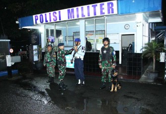 Danlanud Husein Sastranegara Kolonel Pnb Alfian saat pimpin patroli malam