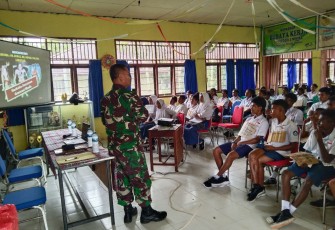 Danramil 1710-07/Mapurajaya Beri Wawasan Kebangsaan untuk Siswa-siswi Baru SMKN 2 Mimika 