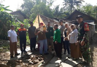 Bantuan warga terdampak rumah roboh di wilayah desa binaan 