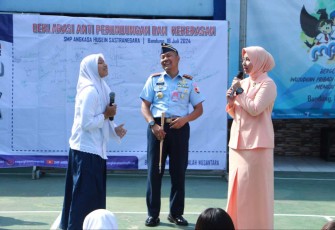 Danlanud Husein Sastranegara Kolonel Pnb Alfian berdialog dengan siswa