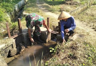 Pembersihan saluran irigasi di wilayah desa binaan 