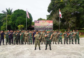 Foto bersama Satgas Yonzipur 5/ABW bersama Tentara Diraja Malaysia 