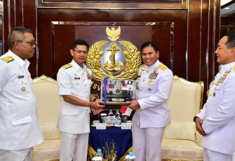 Kasal Laksamana TNI Muhammad Ali saat menerima cenderamata 