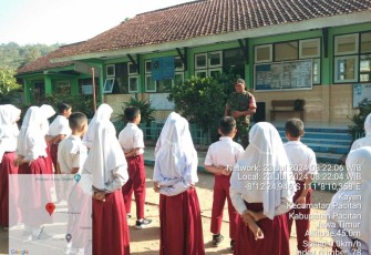 Latih siswa Peraturan Baris Berbaris 