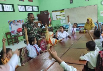 Berikan materi wasbang siswa wilayah desa binaan 