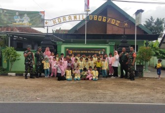 Foto bersama di depan Mako Pogalan