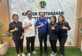 Kepala BPN Kota Depok Indra Gunawan (baju biru) menerima tiga mahasiswi Institut Teknologi Sumatera (Itera) Provinsi Lampung. Ketiganya telah menyelesaikan kerja praktik di Kantor Pertanahan Kota Depok, Rabu 31 Juli 2024