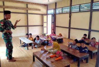 Personel satgas Yonzipur 5/ABW saat memberikan ilmu agama di TPA