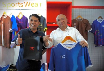 MenkopUKM Teten Masduki dengan produk brand lokal dalam Indonesia Clothing Summit 2024 di Jakarta, Kamis (1/8)