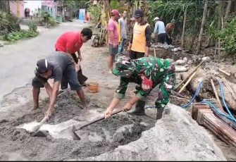Babinsa Desa Banjarsari Wetan Ikut Kerja Bakti Bangun Pagar Makam 