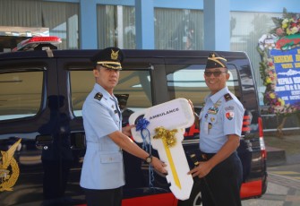 Danlanud Adi Soemarmo Marsma TNI Bambang Juniar Djatmiko saat menyerahkan bantuan ambulan, Senin (5/8) 