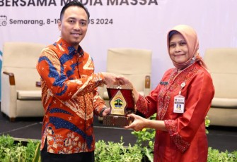 Kadinkes Provinsi Jateng Yunita Dyah Suminar saat menerima cenderamata 