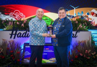 MenkopUKM Teten Masduki saat memberikan cenderamata 