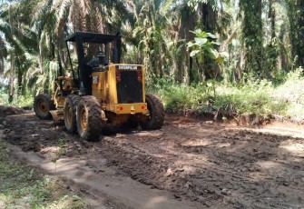 Motor grader diterjukan untuk meratakan permukaan jalan di Lokasi TMMD 0204/DS