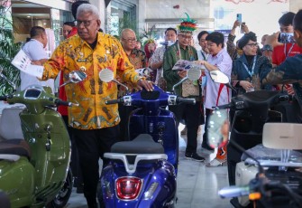 Bupati Mimika Papua Johannes Rettob di Jakarta 