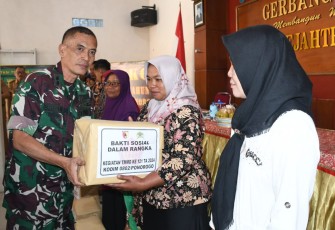 Kasiter Rem 081/DSJ Letkol Inf Subagya memberikan bansos di lokasi TMMD Ke-121 Kodim Ponorogo 