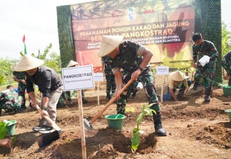 Pangkostrad Mayjen TNI Muhammad Saleh Mustafa tanam perdana pohon kakao di Kabupaten Tasikmalaya, Rabu (14/8)