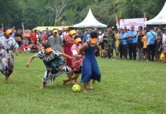 Lomba sepak bola pakai sarung