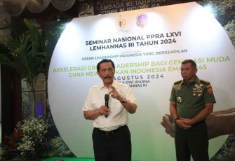 Menko Marves Luhut Binsar Panjaitan bersama Plt Gubernur Lemhanas Letjen TNI Eko Margiyono di Jakarta, Selasa (20/8)