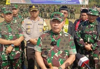 Pangdam Jaya Mayjen TNI Rafael Granada Baay saat memberikan keterangan pers usai penutupan TMMD ke 121 Kodim 0508/Depok di lapangan Bojong Sari, Depok, Kamis (22/8)