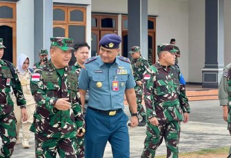 Wadan Puspenerbal Laksma TNI Bayu Alisyahbana bersama Dankodiklat TNI Laksda TNI Maman Firmansyah 