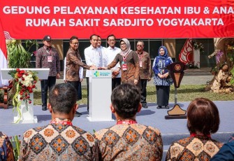 Menkes Budi Gunadi Sadikin mendampingi presiden Jokowi saat meresmikan gedung layanan ibu dan anak RSUP Dr Sardjito Yogyakarta, Rabu (28/8)