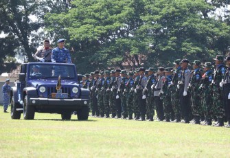 Dirdik Kodiklatau Marsma TNI Ferdinand Roring saat inspeksi pasukan