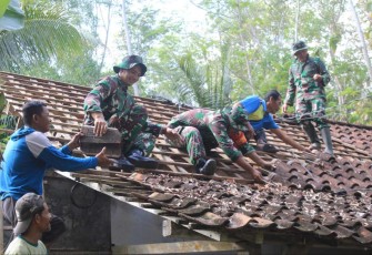 Prajurit Kodim Trenggalek renovasi rumah warga 