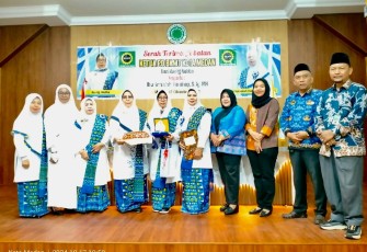 Nurasiah Harahap S.Ag.,M.H Lakukan Poto Bersama Usai Serah Terima Jabatan.