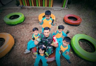 Pelda Masyhuriah bersama anak-anak di wilayah desa binaan 