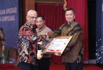 Kementerian PANRB menerima Penghargaan dari Kompolnas atas dukung penguatan kelembagaan dan tata kelola Kompolnas yang efektif dan efisien dalam acara malam Apresiasi Bersama Mitra Kompolnas, di Auditorium Sekolah Tinggi Ilmu Kepolisian (STIK) PTIK, Jakarta, Jum'at (08/11/2024).