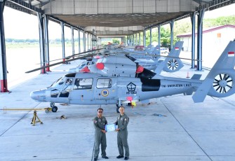 Perwira skadron udara 400 wing udara 3 Biak saat mendapatkan sertifikat kualifikasi instruktur penerbang helikopter 