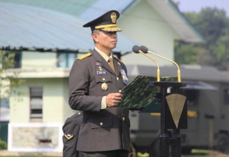 Irdivif 2 Kostrad Brigjen TNI Indra Heri saat membacakan amanat Mensos dalam peringatan hari Pahlawan Ke-79 tahun 2024, Minggu (10/11)