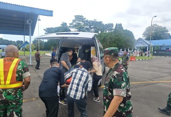 Evakuasi Pembalap Alami Insiden Tiba di Lanud Sorwondo.